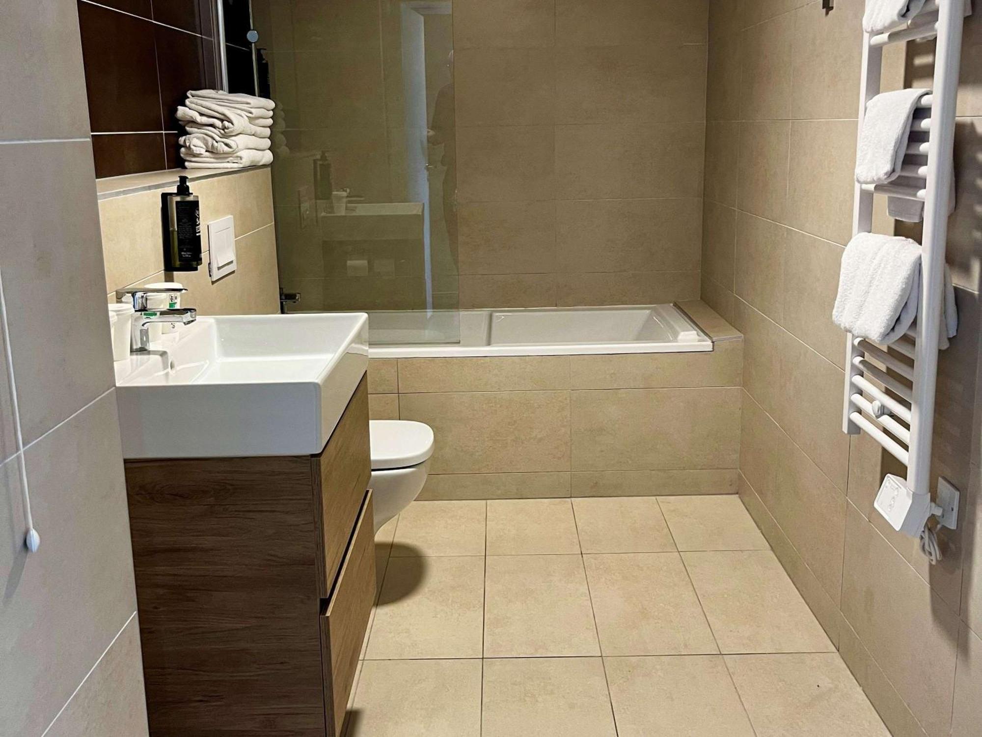 Ibis Styles Cabries Aix-En-Provence Tgv Hotel Eksteriør billede